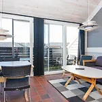 Apartment 6 Person In Fan By Traum